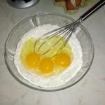 sbattere le uova insieme alla farina e allo zucchero