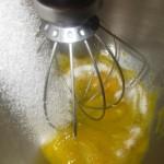 montare le uova insieme allo zucchero