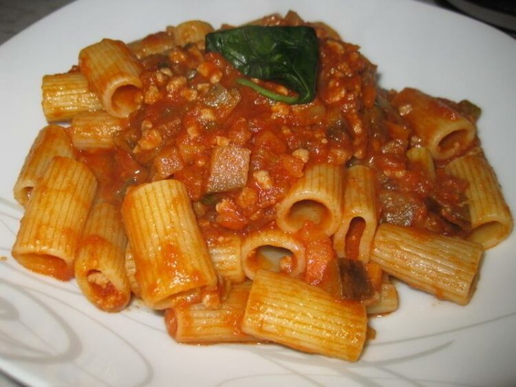 Mezzi Rigatoni Al Ragu Di Melanzane E Carne Trita