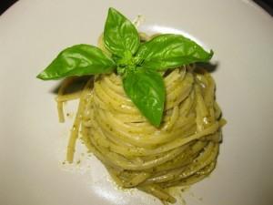 Fettuccine al pesto di basilico e mandorle