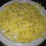 tagliare le patate a julienne e condirle