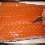 pulire il salmone e togliere eventuali spine