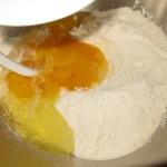 impastare le farine insieme alle uova