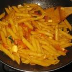 aggiungere le penne e la scamorza