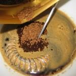 Sciogliere il caffè solubile nel caffè