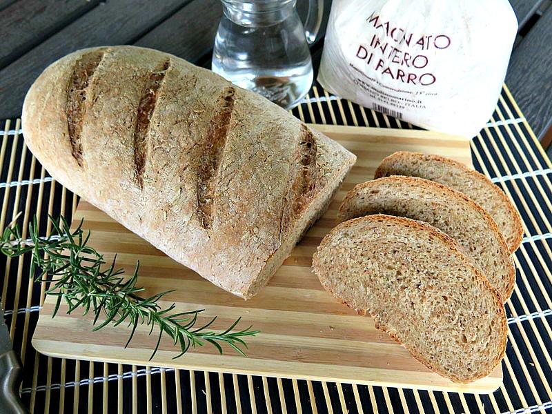 pane croccante al farro e rosmarino