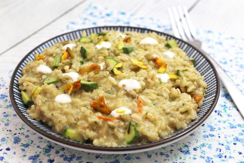 Riso integrale con zucchine e fiori di zucca