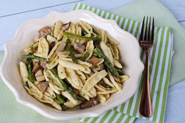 pasta con porcini e asparagi