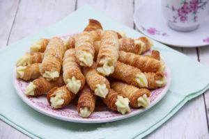 cannoncini di sfoglia alla crema pasticcera