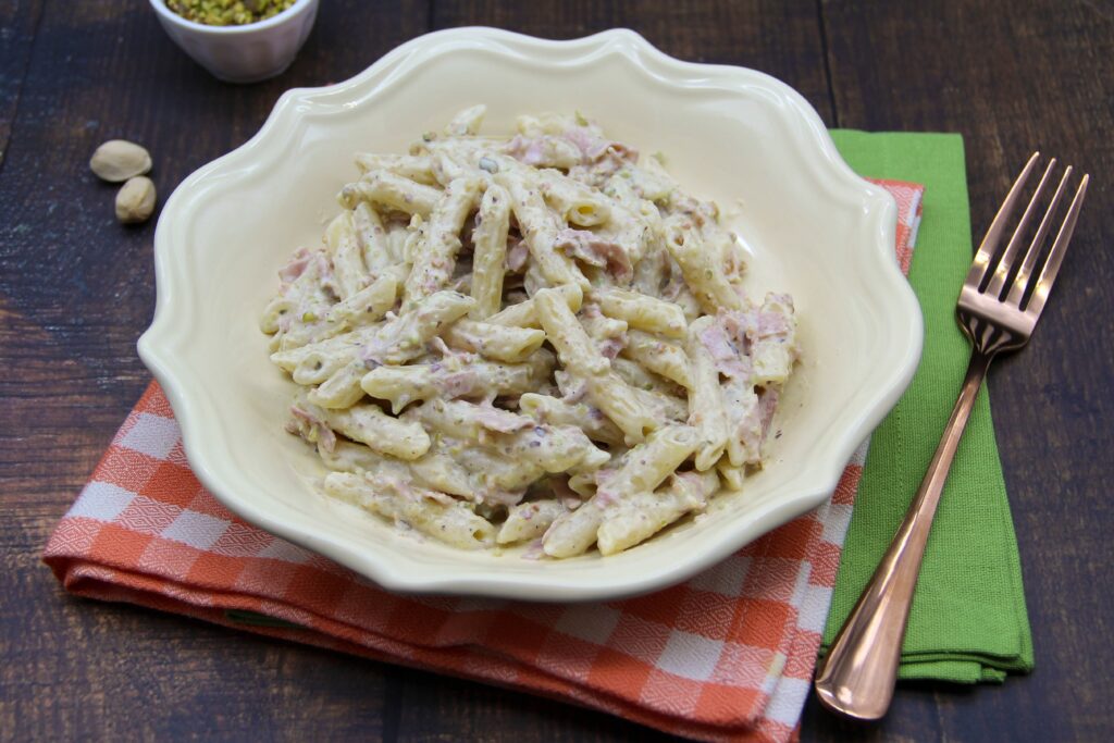 Pasta veloce con pistacchi e prosciutto