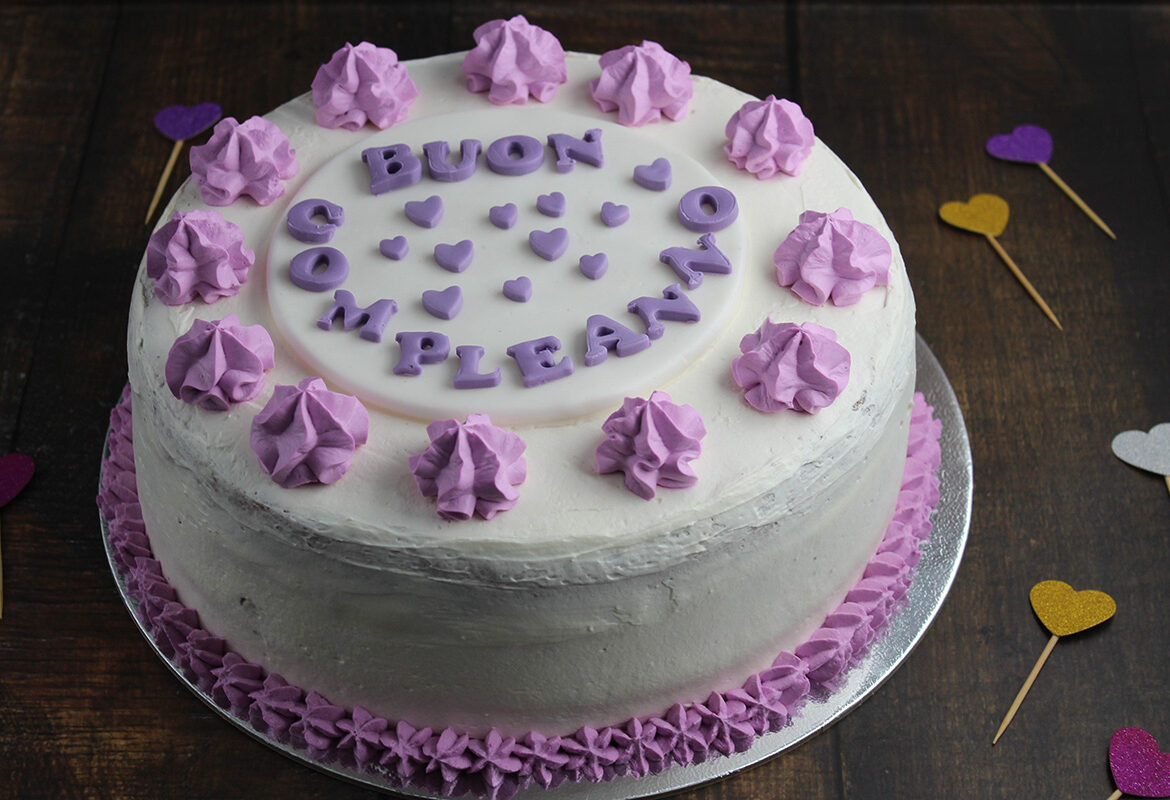 torta di compleanno con panna