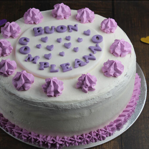 torta di compleanno con panna